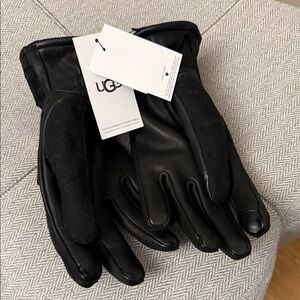 UGG Men's Sleek Black Leather Gloves